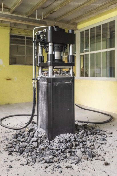Arcangelo Sassolino, The way we were, 2018
Press, steel, hydraulic system, black basalt
240 x 62 x 78 cm, Exhibiton view ‘The way we were’- Galleria Continua / Les Moulins, Mai 2018 Courtesy the artist and Galleria Continua, San Gimignano / Beijing / Les Moulins / Habana. Photo by Oak Taylor-Smith