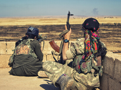 Combatientes kurdas de las Unidades Femeninas de Protección (YPJ) en la Revolución de Rojava