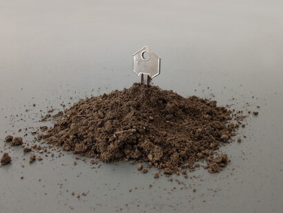 Stéphanie Saadé, Artificial Nostalgia, 2014, clé de la maison de l’artiste au Liban , terre de Maastricht, 15 x 15 x 7 cm, courtesy the artist & galerie anne barrault