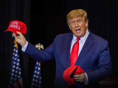 Donald Trump es un empresario, director ejecutivo, inversor en bienes inmuebles, personalidad televisiva y político conservador estadounidense que ejerció como el 45.º presidente de los Estados Unidos de América