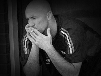 Fabian Barthez, ex portero profesional de futbol, fuma un cigarrillo en una concentración de la selección francesa