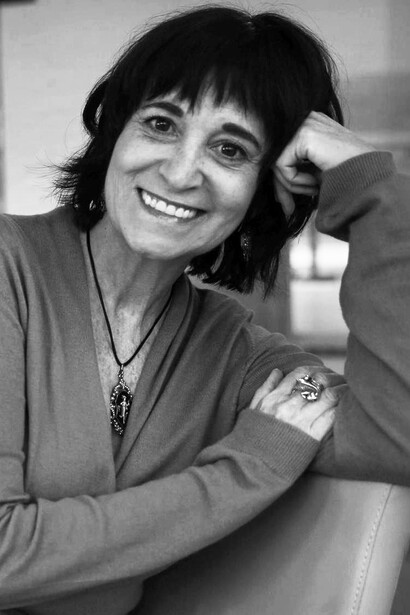 Rosa Montero es reconocida por su versatilidad como articulista, ensayista y novelista, abarcando géneros que van desde lo histórico hasta la ciencia ficción