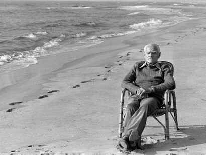 Alberto Moravia sulla spiaggia davanti alla sua casa a Sabaudia
