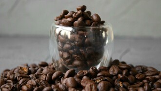 O café é repleto de antioxidantes que combatem danos celulares e previnem doenças crônicas