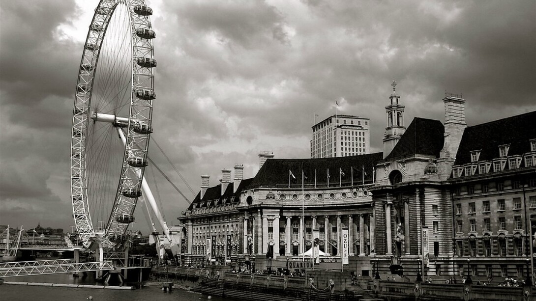Para mim, uma apaixonada por Londres, a London Eye é mais do que uma estrutura imponente à beira do rio Tâmisa. Ela é, de certa forma, uma tatuagem invisível gravada em minha alma. Não há como contar minha história sem mencionar essa companheira silenciosa. Ah, se a Eye pudesse falar, contaria segredos de cada sonho, cada lágrima, cada riso que presenciou, inclusive meus