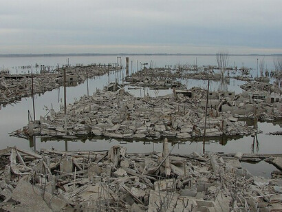 En 1985, una inundación cubrió Epecuén, Argentina y obligó a los habitantes a abandonar sus hogares y negocios