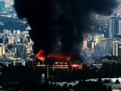 Les attaques criminelles contre le bâtiment en verre de l'IRIB lundi soir (16 juin 2025) alors qu'il diffusait des informations en direct