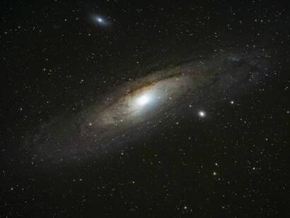 Y la luz lejana de la primera estrella que percibo al horizonte es un mensaje de un pasado lejano...