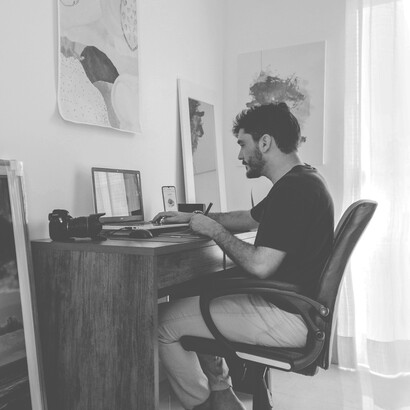 Lunghi periodi trascorsi a sedere, assumendo delle posture scorrette, comportano degli adattamenti muscolari e delle risposte fisiologiche contrari a un sano equilibrio corporeo