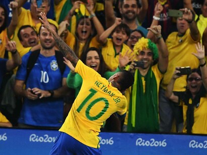 Neymar comemora um gol com a torcida brasileira