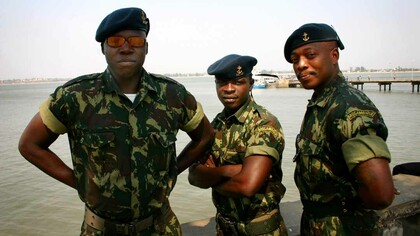 Militares de Moçambique. O partido legítimo vencedor foi-lhe negado o gosto da presidência pelo partido no poder que tentava mais uma vez renovar, e secularizar uma ditadura exploradora a custo de uma fraude tão visível e palpável. O enchimento das urnas e falsificação de Editais e adulteração de Actas foram as incidências destas eleições mais conflituosas de todos os tempos em Moçambique. A manipulação dos resultados eleitorais pelo partido no poder tornou-se uma prática costumeira em todos os processos eleitorais em Moçambique