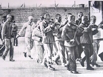 Presos en el campo de concentración de Mauthausen acompañan a un condenado a muerte hacia su ejecución