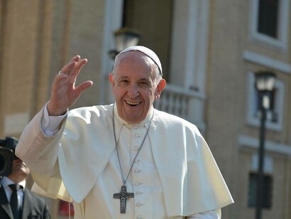 Papst Franziskus lächelte und winkte der Menge zu