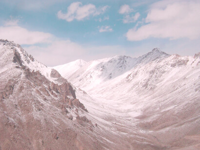 El protagonista de La Montaña Mágica, Hans Castorp, es un joven ingeniero que llega a un sanatorio de los Alpes de visita