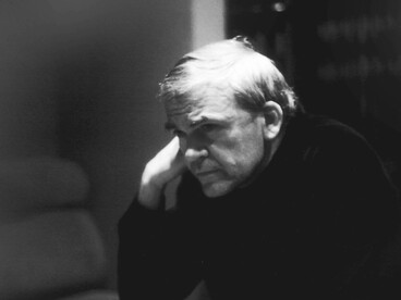 Milan Kundera nel 1980, scrittore, poeta, saggista e drammaturgo cecoslovacco