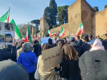 Allo stesso tempo, le autorità avevano imposto una quasi totale sospensione di internet e delle comunicazioni, bloccando l’accesso in molte aree del paese per ostacolare la coordinazione dei manifestanti. Manifestazione a sostegno del popolo iraniano, febbraio 2026. Roma, Italia