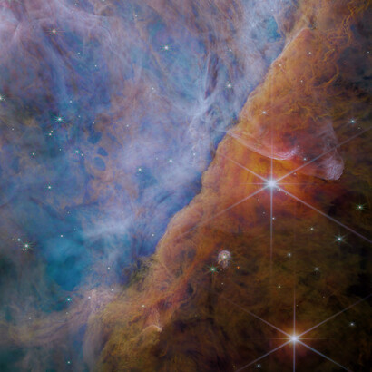 Barra de Orión: parte de la nebulosa de Orión erosionada por radiacion estelar que emana del racimo de Trapecio