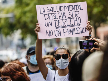 Manifestantes en España reclaman reclaman el derecho a la salud mental