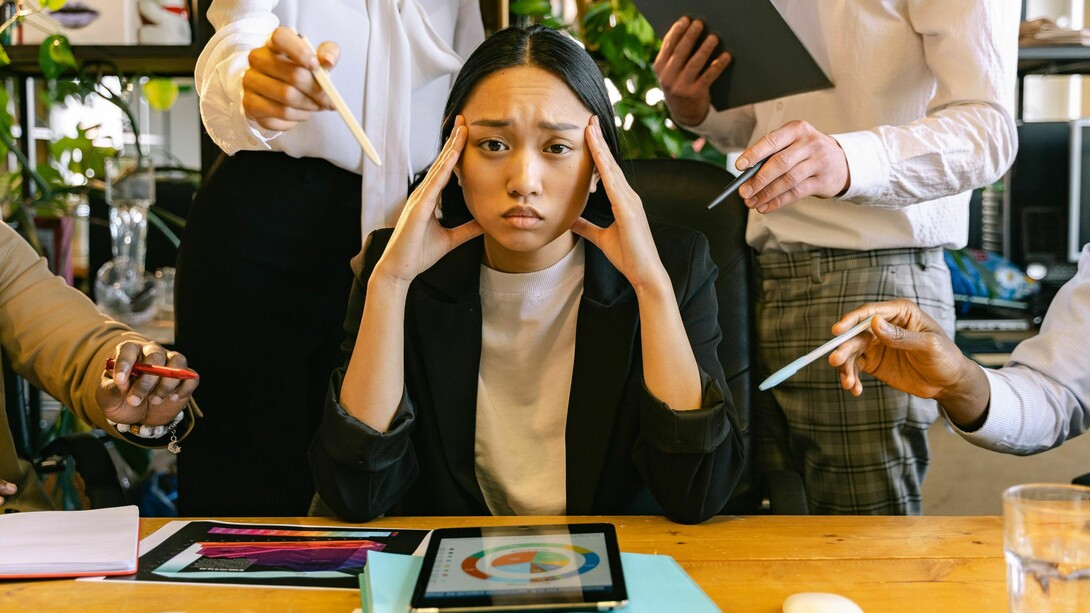 Al integrarse a un nuevo empleo, aparece un entorno laboral tóxico donde sus compañeros sabotean sutilmente el proceso de aprendizaje ocultando información