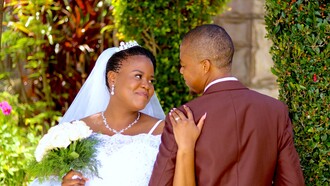 Marido e mulher se olham com amor após ceremonia de casamento tradicional