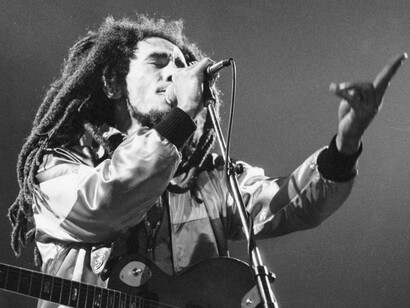 Bob Marley. Durante sua carreira, lançou uma série de álbuns inovadores que solidificaram seu **status como uma lenda da música