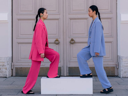 By harmoniously blending analogous shades of blues and greens, these women exemplify the artistry behind colour blocking, creating a seamlessly stylish ensemble
