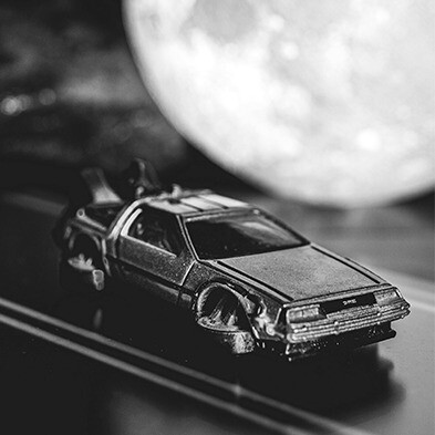 Miniatura do carro do filme "De volta para o futuro". O paradoxo temporal está na base do conflito de todos os filmes do gênero