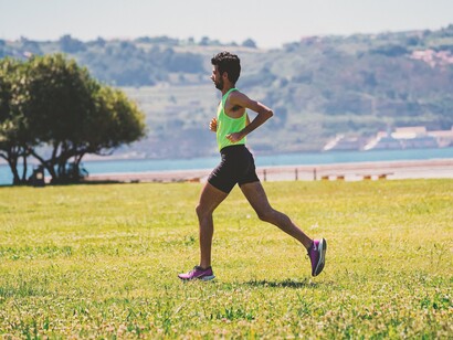 Jovem corre no parque