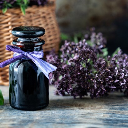 Scegliere un profumo per qualcuno è come scrivere una poesia che parla direttamente al cuore e ai sensi
