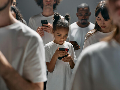 La soledad crónica deteriora la salud mental y física, volviéndose un riesgo tan real como invisible