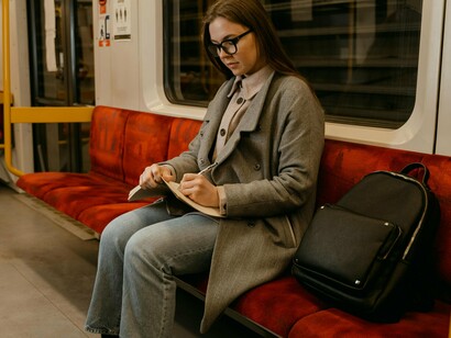 Ainda no trem, outra passagem interessante: uma moça sentada na poltrona perto da janela, ao se acomodar, colocou o fone de ouvidos em sintonia com o vídeo do celular a sua frente, e encarou o desafio de montar um lego ao mesmo tempo. O que fez com muita rapidez e de forma descomplicada. Fiquei pensando como tudo isso parecia leve, confortável e até habitual

