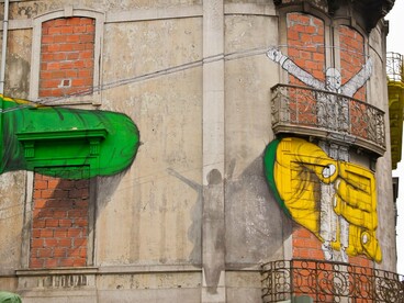 Obra sem título, mas reconhecida pelo nome "I love vandalismo", de Os Gêmeos, realizada em 2010 na Avenida Fontes Pereira de Melo, em Lisboa, Portugal. A composição incorpora à pintura as janelas, a varanda e as marcas de deterioração da antiga fachada, fazendo com que a própria arquitetura participe da obra. A intervenção evidencia como os artistas transformam estruturas urbanas em suporte para narrativas visuais que ultrapassam a função decorativa do grafite
