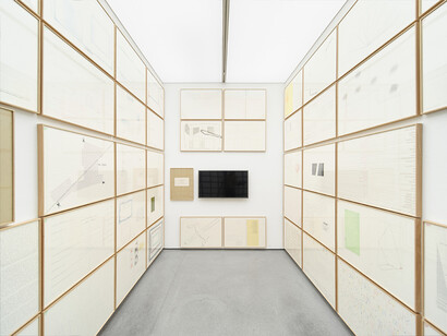 Esther Ferrer, Isidoro Valcárcel y Tom Johnson, En un océano infinito de números, nadar o hundirse en la lógica, vista de exhibición. Cortesía de 1 Mira Madrid
