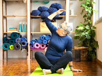 Idosa pratica Ioga. Não existe dúvida! O exercício físico ajuda a aumentar a mobilidade, prevenindo quedas e fraturas, reduzindo o risco de algumas doenças associadas ao envelhecimento
