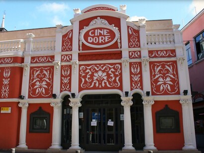 Fachada principal en el Cine Doré