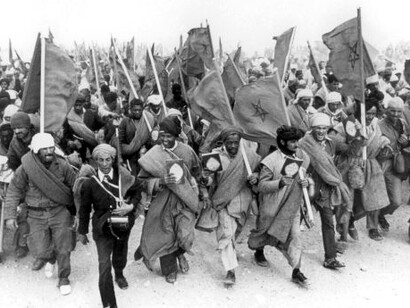 Moroccans carry the Qur'an during the Green March on November 6, 1975