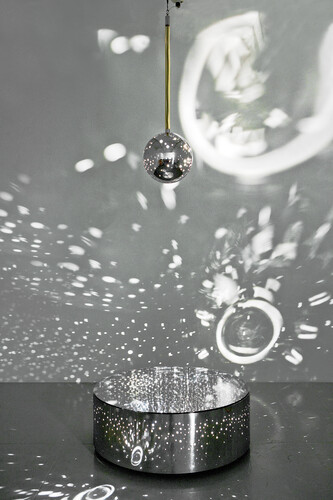 Otto Piene, Light Ballet (Light Satellite) (top) and Light Ballet (Light Drum), 1969, Chrome, glass, and light bulbs, sphere diameter: 38 cm; drum height: 45.7 cm, diameter: 124.5 cm, Moeller Fine Art, New York, © Otto Piene. Photo: Courtesy Moeller Fine Art, New York