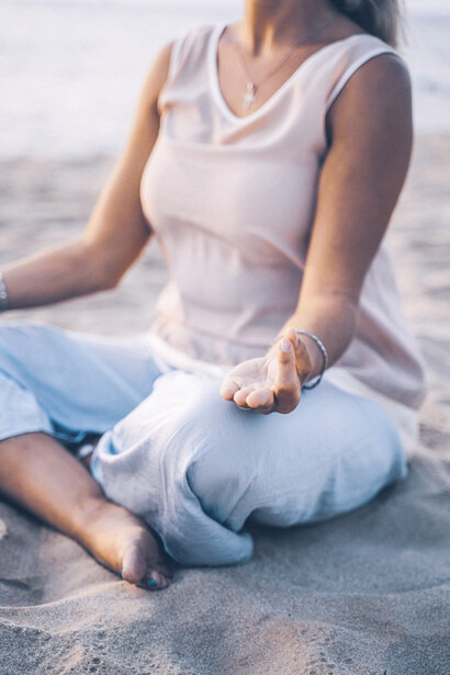 Mujer meditando. Practicar la introspección nos permite aprender a escuchar la voz interna