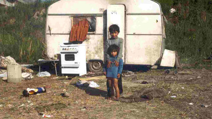 Vladimiro Rinaldi, Ragazzi nomadi Rom nella periferia di Roma. Fotografia per il Museo Nazionale delle Arti e Tradizioni Popolari e per l'Opera Nomadi, Roma