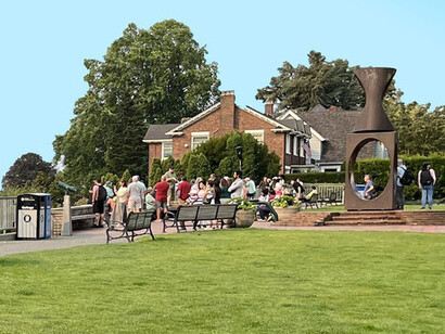 Localizado no bairro de Queen Anne, o Kerry Park, em Seattle, Washington, é famoso por suas vistas deslumbrantes da cidade e da baía de Elliott. Perfeito para turistas e moradores que buscam paisagens únicas nos Estados Unidos