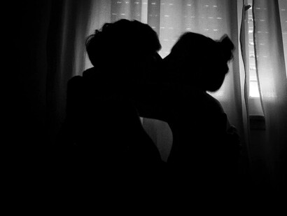 Silueta de una pareja besándose