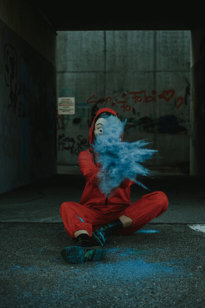 Aprenda como a semiótica pode ajudar a desvendar os significados ocultos do nonsense, explorando símbolos e imagens aparentemente sem lógica