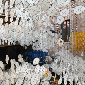 Jacob Hashimoto, Path to the sky, veduta della mostra. Cortesia di Studio La Città