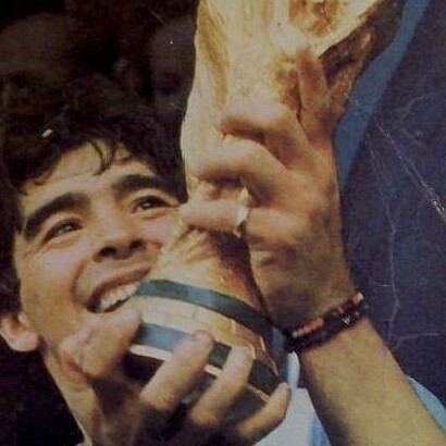 Maradona con el trofeo tras la victoria argentina en 1986