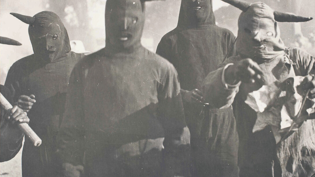 Kati Horna, Sans titre, Carnaval de Huejotzingo, Puebla, 1941, Tirage gélatino-argentique, 19,5 x 21,5 cm, Archivo Privado de Fotografía y Gráfica Kati y José Horna, © 2005 Ana María Norah Horna y Fernández