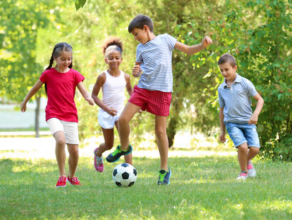 Bambini che giocano. Molti genitori nell’epoca odierna sono interessati alla vita del proprio figlio e a condividere esperienze ed emozioni insieme a lui