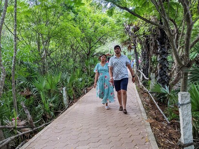 Auroville è una comunità internazionale fondata in India con l’obiettivo di sperimentare una vita basata sulla pace, la collaborazione e la sostenibilità. Persone passeggiano a Auroville, India