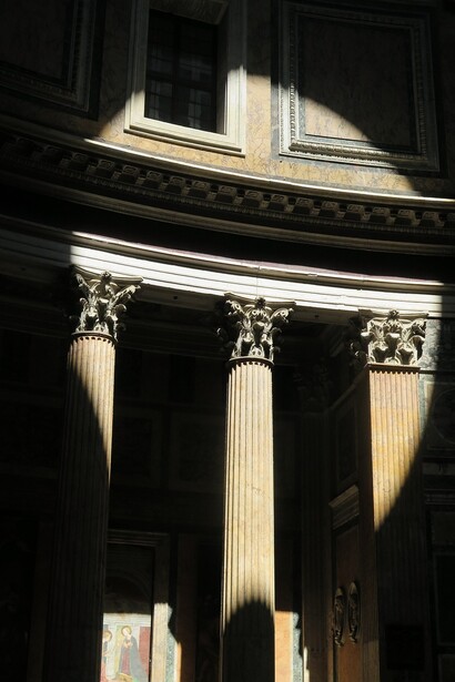 Pantheon. Il 21 aprile, giorno della mitica fondazione di Roma, i raggi solari colpiscono perfettamente il portale, investendo di luce quasi “divina” chiunque entri. Roma, Italia