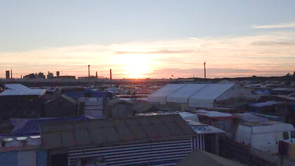 La Jungle à Calais. La paix a été oubliée sur un chemin lointain, tandis que nous cherchons un carré de terre pour construire un endroit 