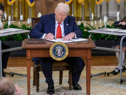 Il Presidente Donald Trump firma un ordine esecutivo per smantellare il Dipartimento dell'Educazione, giovedì 20 marzo 2025, nella Sala Est della Casa Bianca. Foto ufficiale della Casa Bianca di Molly Riley